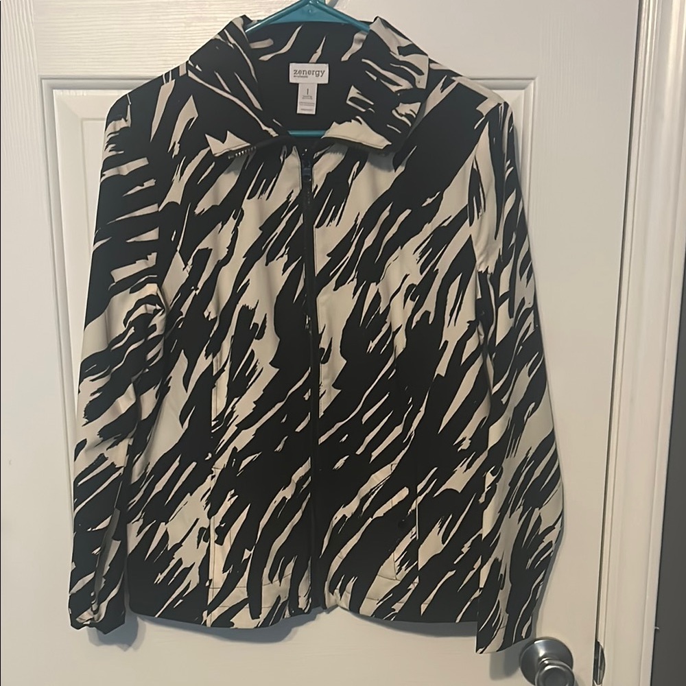 Zenergy Chicos Black and White Blazer with Abstract Print